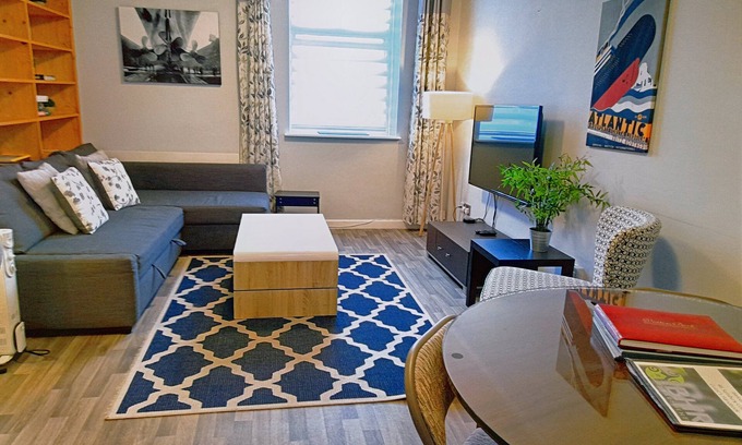 Belfast City Centre Apartment | Excellent Location/Free Parking/4 Beds