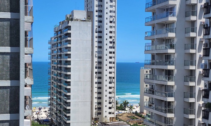 Pitangueiras Apartment | EXCELLENT LOCATION - PITANGUEIRAS BEACH WITH SEA VIEW. On the gastronomic boulevard