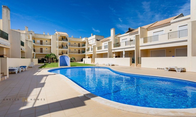 Ferreiras Apartment | Excellent one bedroom apartment with pool in a private condominium