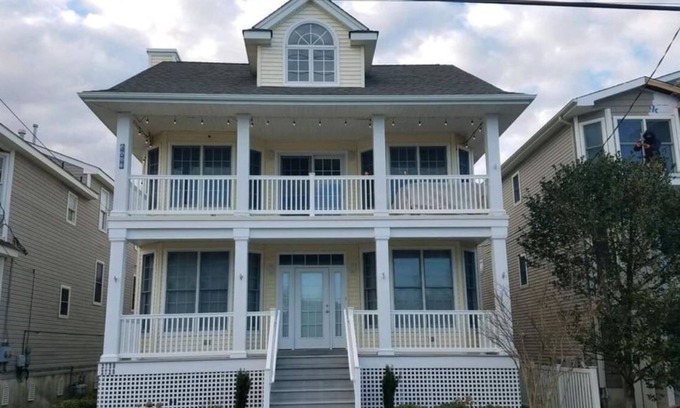 Gold Coast Condo | Exceptional 2nd Fl 4BDR/2 Bath Condo Ocean City’s GoldCoast – 1½ blocks to Beach