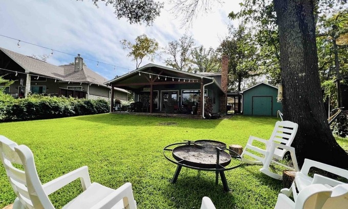 Enchanted Oaks House | Exceptional 4/2 Waterfront Retreat! Ski, R&R, Family Getaway &Ladies Trip