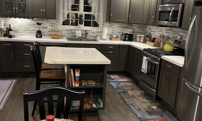 Grand Junction House | Exceptional Brand New Downtown Guesthouse 4 blks to mainstreet food brews shops