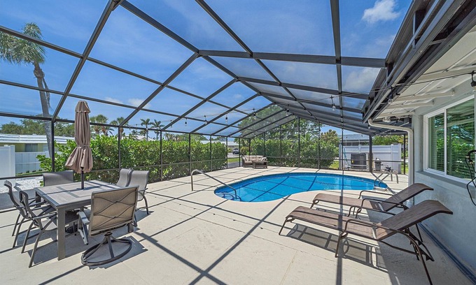 Sarasota House | Exclusive 2-Home Getaway w/Heated Pool - 6BR/4BA – Quiet Comfort Near the Beach