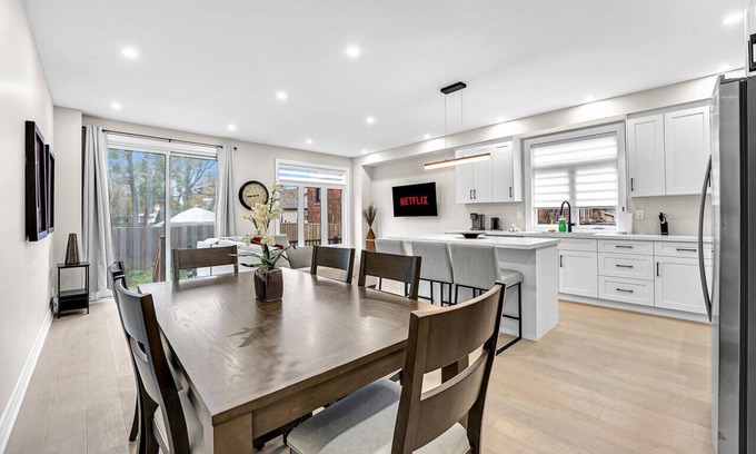 Landsdale House | Exclusive 5 Bed Home near Hospital/Niagara/Toronto