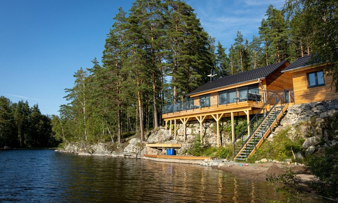 Arvika House | Exclusive and modern holiday home "Lilla älg" right on the lake 365 days a year!