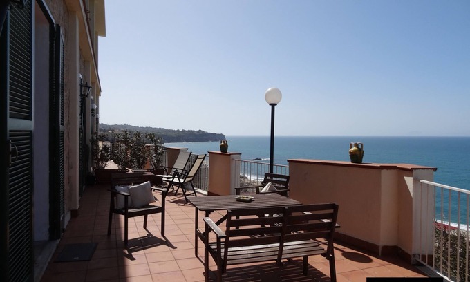 Tropea Apartment | Exclusive Apartment in the old town overlooking the sea with private parking