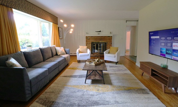 Princeton House | Exclusive Classic Home | Giant Yard | Game Room