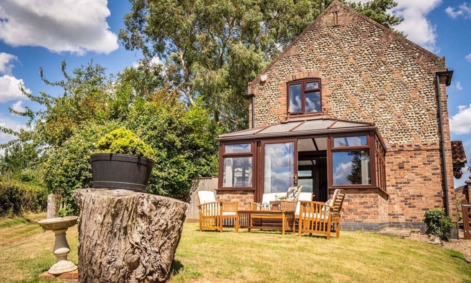 Horning House | Exclusive Cottage - Hot Tub - Pets OK - In Norfolk Broads