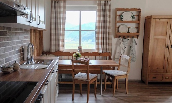Lunz am See Apartment | Exclusive country house-style apartment with a free-standing bathtub and a view of the mountains