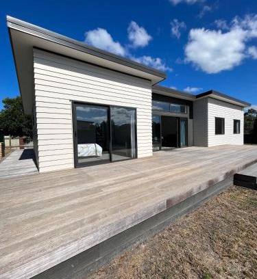 Eskdale House | Exclusive Holiday Home Sunny Beach House Four Queen Beds