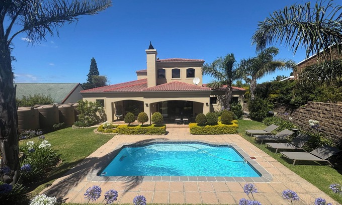 Heldervue House | Exclusive vacation home with sea views in Somerset West