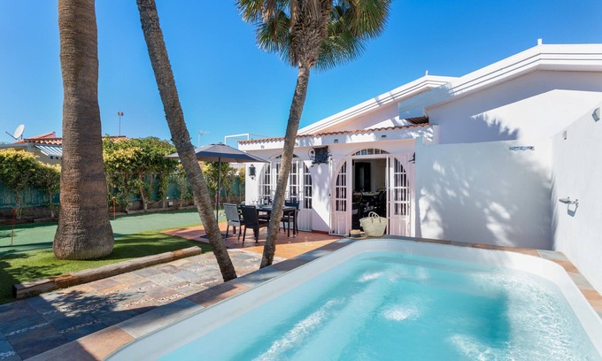 Campo Internacional Maspalomas House | Exclusive Vacation Villa in Maspalomas with Heated Pool with Bubbles