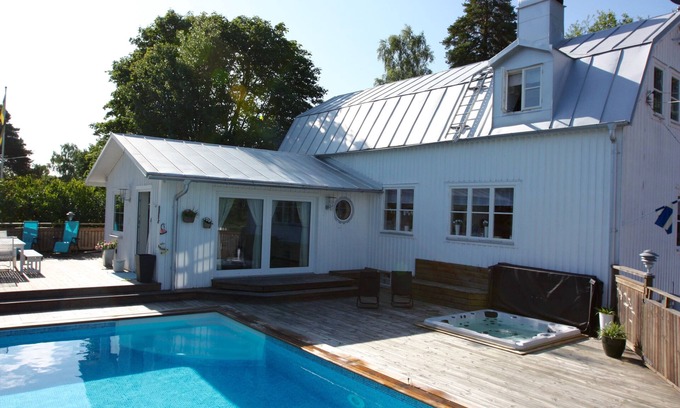 Svalnas Villa | Exclusive villa with private swimmingpool and spa pool - close to Stockholm City