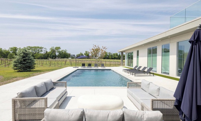 Cutchogue House | Exclusive Vineyard Retreat