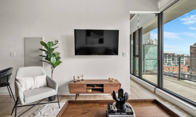 Connaught Apartment | Exec City Retreat - Office, Pool, Gym, Parking