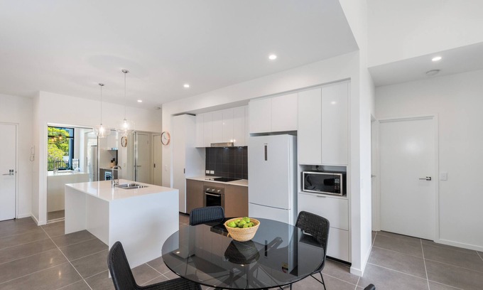 Bulimba Apartment | Executive 3BR Bulimba apartment near Oxford St shops and restaurants