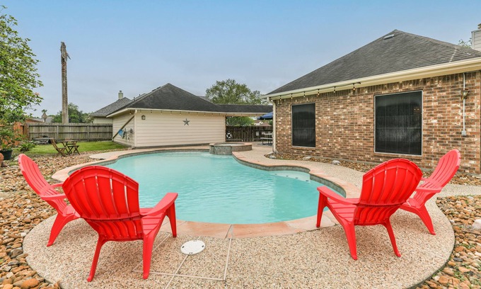 Friendswood House | Executive Estate Villa ~Pool + Hot Tub ~