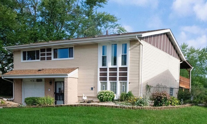 Hazel Crest House | Executive Family Home in quiet Culdesac