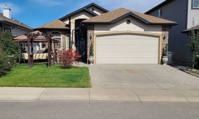 Lyalta House | Executive house W secluded beach on lake Chestermere