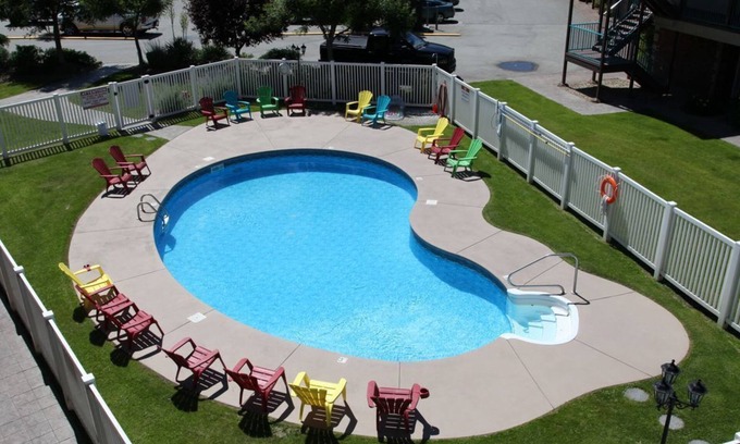 Okanagan-Similkameen Condo | Executive Lakeshore Condo bordering the lake, the KVR trail and Lions Gardens.