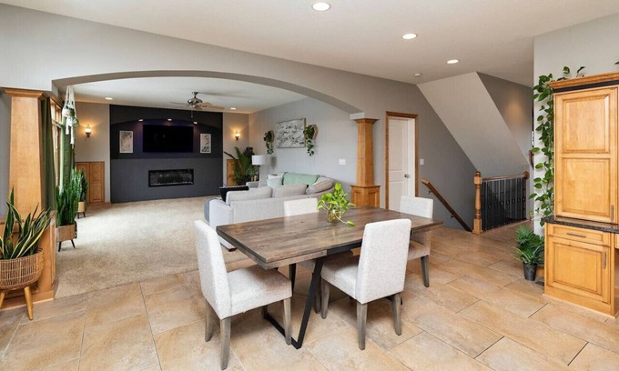 West Des Moines House | Executive Living 2min to Jordan Creek 6 bed/5 bath Near Jordan Creek Mall