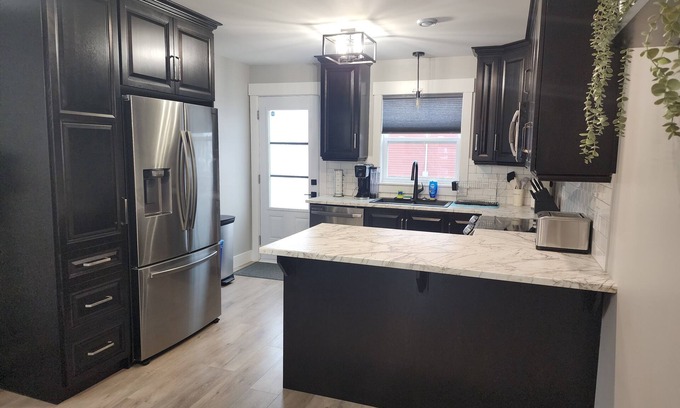 Terra Nova House | Executive & Quiet 2 Bdrm in the Heart of the City