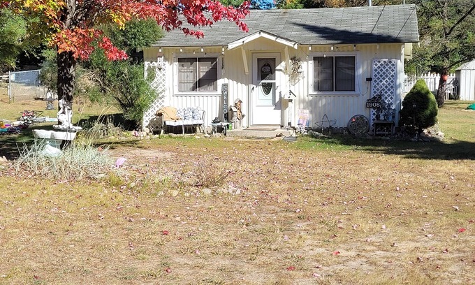 St. Helen House | Exit 222 #1 Sweet cottage retreat! lake/beach 3 blocks away.Trails 1/4th mile