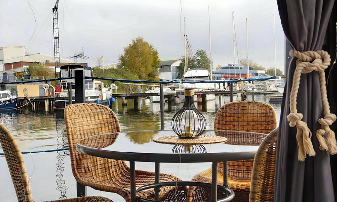 Herrenwyk Boat Rental | Exklusives Hausboot Ahoy Masal mit Großer Sonnenterasse auf der Trave
