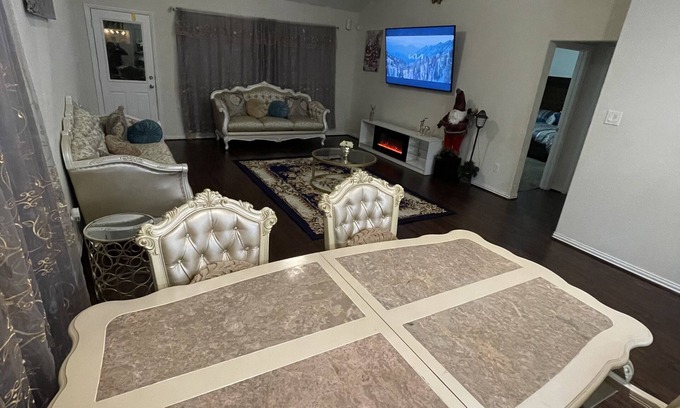 Katy House | Exotic home with access to pool , shopping and more