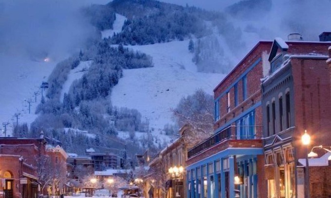 Aspen Condo | Expansive 2 Bedroom Downtown Aspen Condo, Walk to Gondola for Skiing, Steps to Dining, Shopping and Entertainment