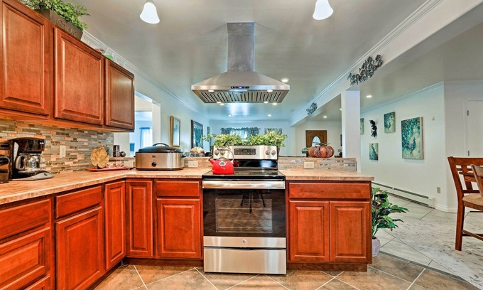 Mendenhaven Cottage | Expansive Getaway ~ 2 Miles to Mendenhall Glacier!