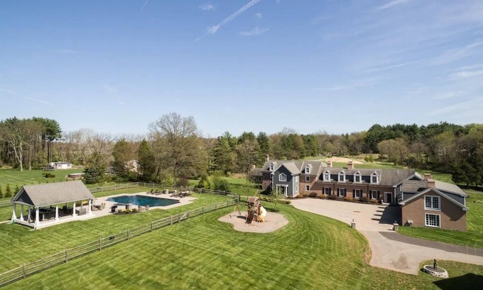 Creamery House | Expansive Modern Farm House On 8 Park-Like Acres