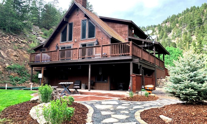 Idaho Springs House | Expansive Mountain Retreat: Secluded Yet Accessible — Steam Shower, Tubs, Nature