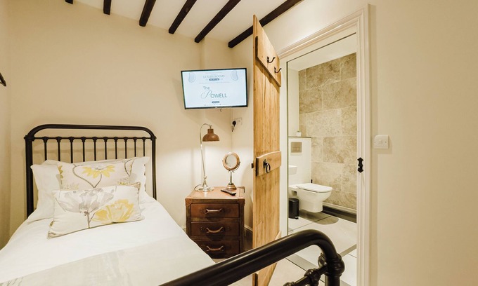 Birchington Hotel | Experience boutique comfort above The Powell pub in Birchington. Stylish en-suite rooms, luxury touches, and a vibrant pub below—perfect for business, couples, or families. Book your coastal escape today!
