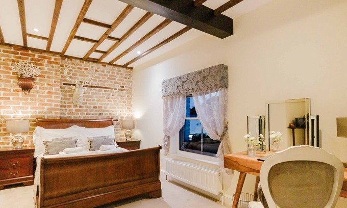 Birchington Hotel | Experience boutique comfort above The Powell pub in Birchington. Stylish en-suite rooms, luxury touches, and a vibrant pub below—perfect for business, couples, or families. Book your coastal escape today!
