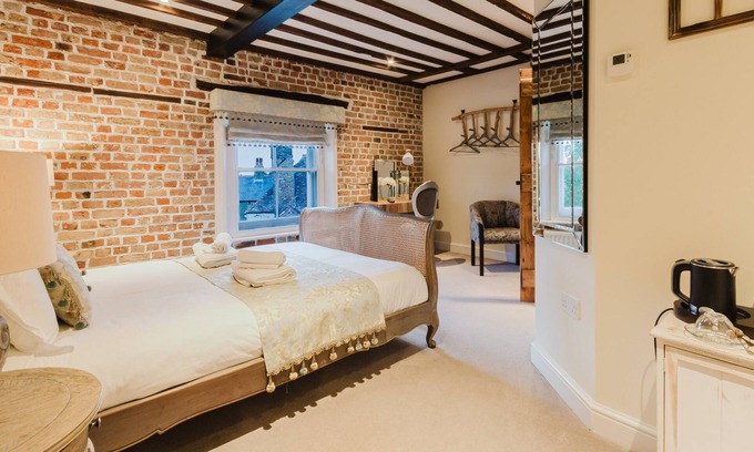 Birchington Hotel | Experience boutique comfort above The Powell pub in Birchington. Stylish en-suite rooms, luxury touches, and a vibrant pub below—perfect for business, couples, or families. Book your coastal escape today!
