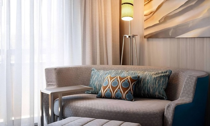 Laguna Hills Hotel | Experience Family Hotel, Seasonal Outdoor Pool in Laguna Hills, Pets are Allowed