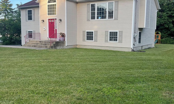 Monroe House | Experience luxury shopping paradise! 4-Bedroom Home & 7 mins to Woodbury Commons