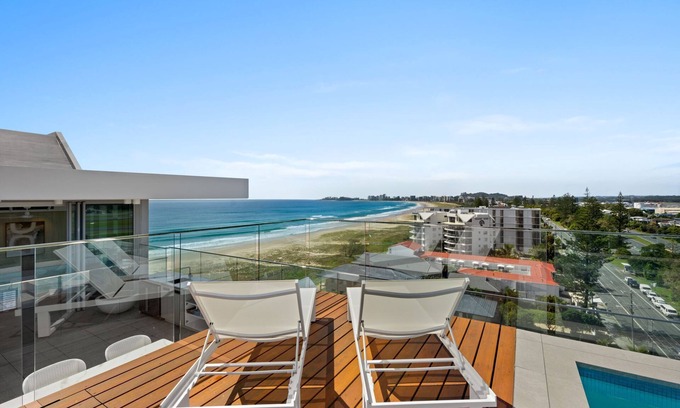 Bilinga Apartment | Experience the epitome of coastal luxury in this stunning apartment!