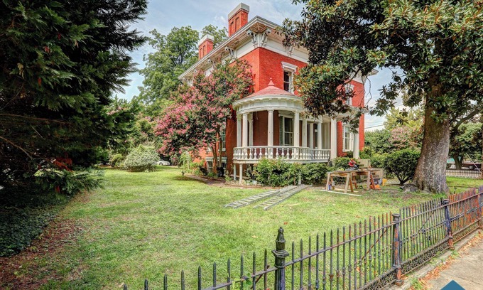 Petersburg House | Experience the "Lincoln Home" -#1 Historic Mansion Old Town; & Luxury Bathrooms