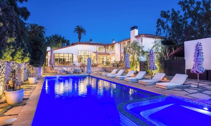 Windsor Square Villa | Experience Ultimate Luxury at Our Private Mediterranean Villa with Pool and Gym