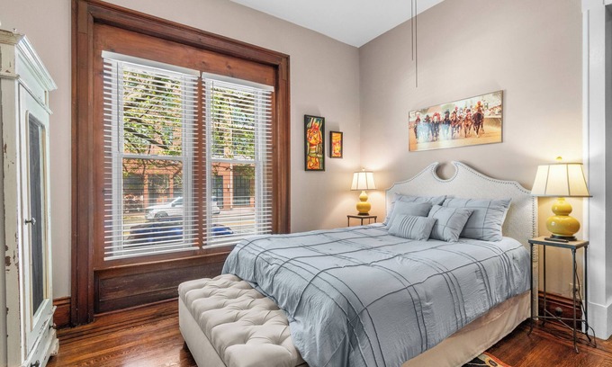 Highlands Apartment | Explore the Highlands from your Broadway Basecamp! Sleeps 4
