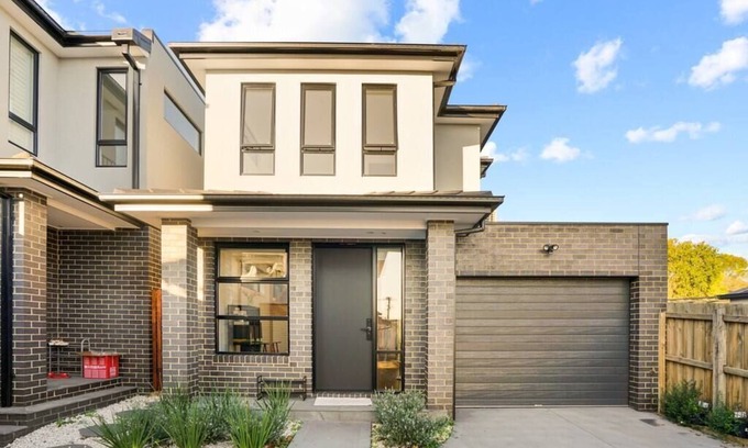 Doncaster House | Exquisite 2BR Townhouse In The Heart of Doncaster