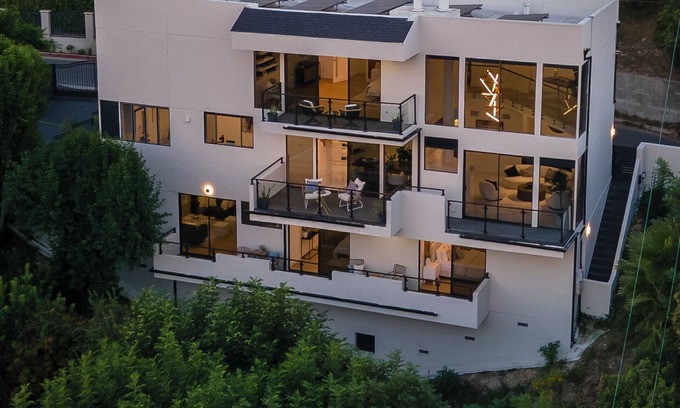 Sherman Oaks House | Exquisite Hilltop Retreat: Luxury Oasis close to Universal Studio, California