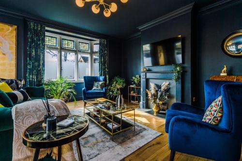 Old Windsor House | Exquisite Home in Windsor by Casa by Grace, Legoland, Large groups, New HOT TUB, Dog Friendly, Free Parking, sleeps 7-9!