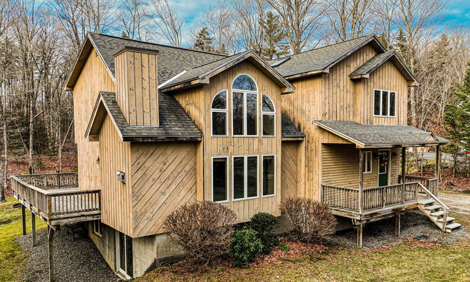 West Dover House | Exquisite home with fireplace, balcony, fast WiFi, jetted tub & washer/dryer