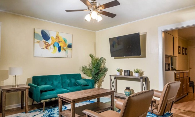 West Ridge Apartment | Exquisite Rogers Park 1bd/1bath Apt. Near Evanston