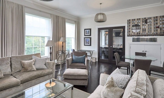 Holborn Apartment | Exquisite, Spacious Apartment with Private Lift