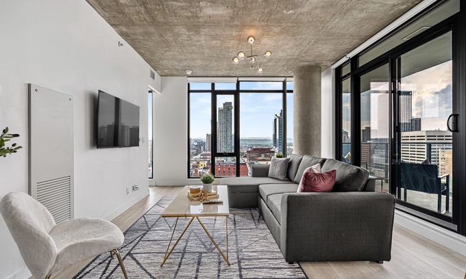 Beltline Apartment | Exquisite Style | POOL, VIEWS & PRKG | Sleeps 4