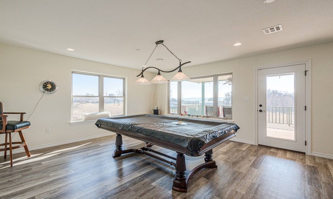 Kingston House | Exquisite Texoma Home Sleeps 12 Close to shore